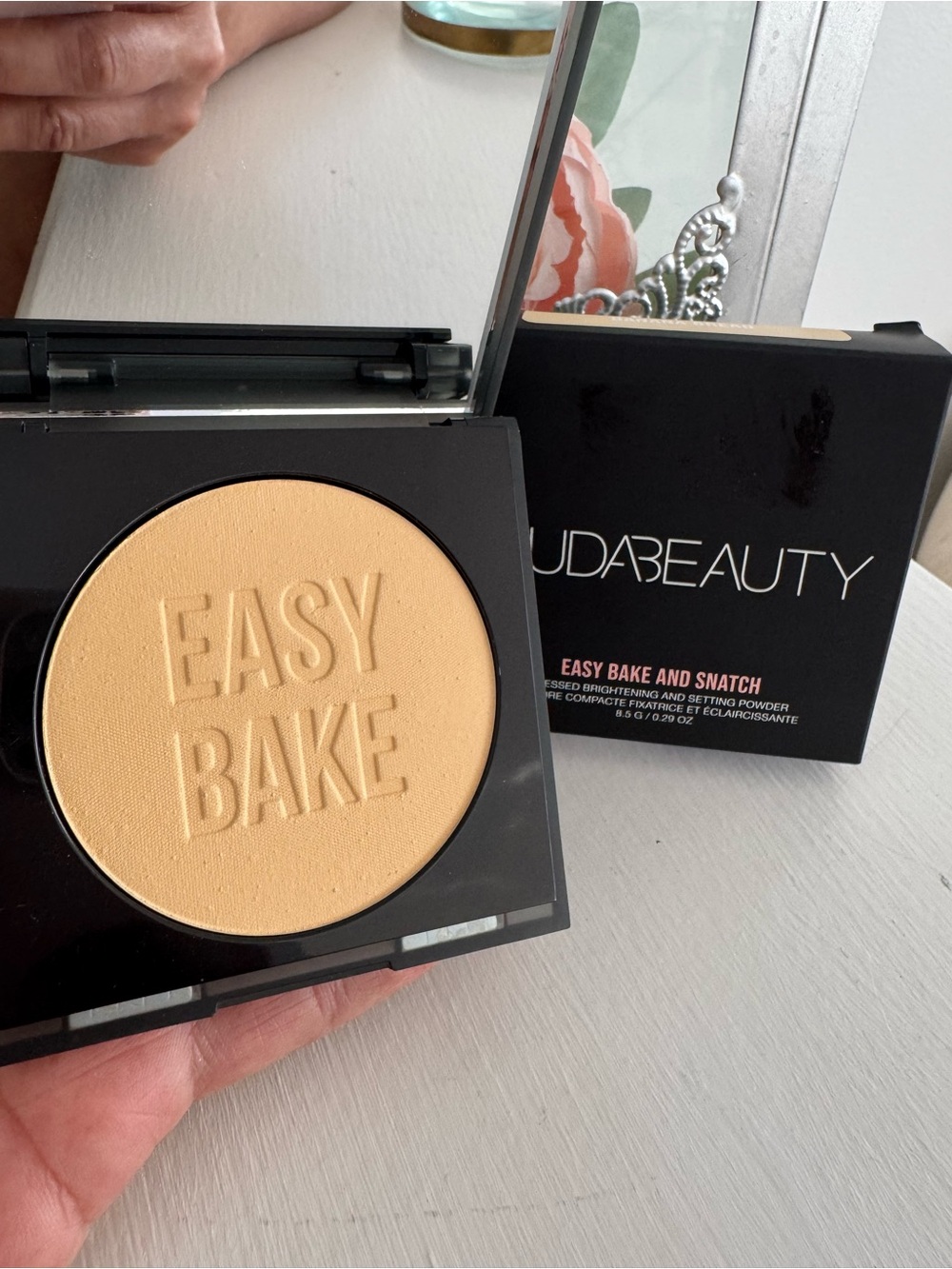 HUDA BEAUTY Easy Bake Pressed Brightening & Setting Powder - BANANA BREAD